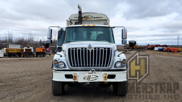 INTERNATIONAL WorkStar 7400 Tandem Axle Side Load Garbage Truck in Heavy Equipment in Edmonton - Image 2