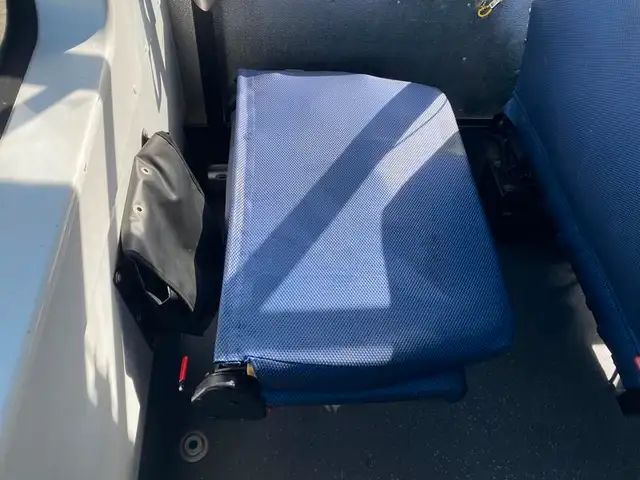 2017 chevrolet Express G4500 21 Passenger Bus With Wheelchair Ac in Heavy Trucks in Richmond - Image 31