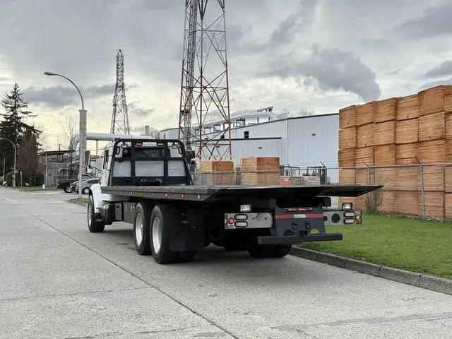2000 international 4900 25 Foot Roll-Off Flat Deck Tow Truck Man in Heavy Trucks in Richmond - Image 8