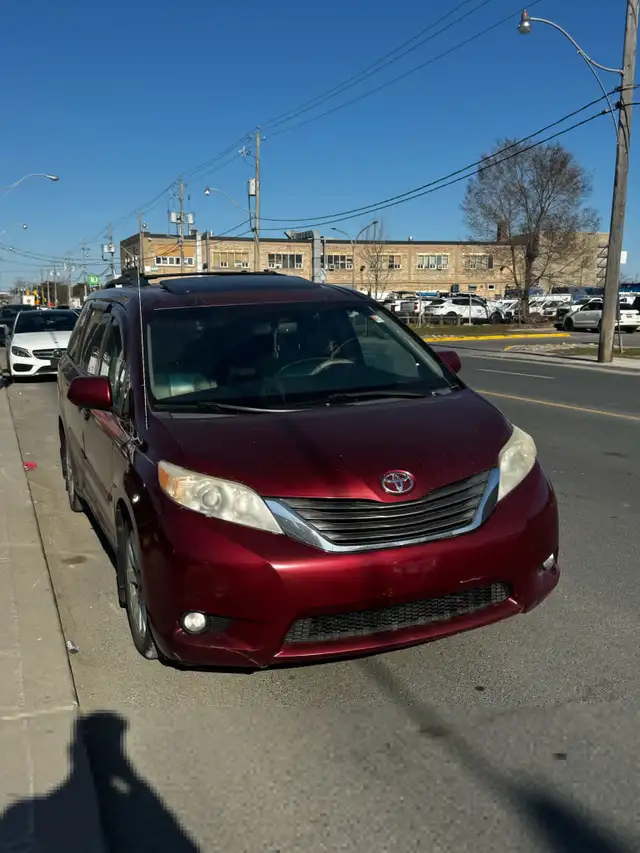 2011 Toyota Sienna XLE w/ SAFETY | SUNROOF | LEATHER SEATS62863210647425123