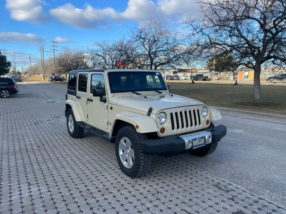 2011 Jeep Wrangler Unlimited SAHARA 4X4 LOW KMS- CERTIFIED