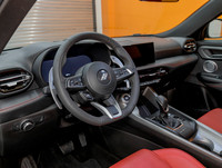 Wow! À voir! / Come see it! **Hybride rechargeable / Plug-in Hybrid** BAS KILOMÉTRAGE / LOW MILEAGE.... (image 1)