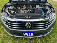 2019 VOLKSWAGEN JETTA HIGHLINE. 6 SPEED MANUAL TRANSSMISSION. GREY ON BLACK LEATHER INTERIOR. HEATED... (image 8)