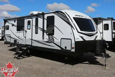 The 2023 White Hawk 27RK, by Jayco, provides you with all of the comforts you need. This travel trai...