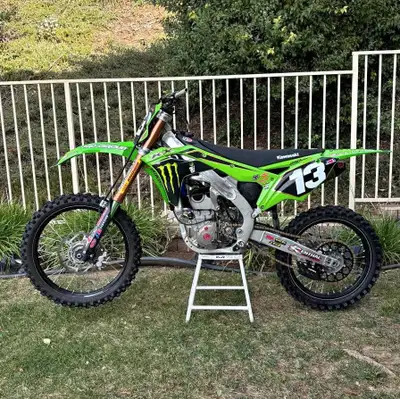 APPLY NOW: https://www.ridecollective.ca/get-pre-approved 2018 Kawasaki KX250F is a race-ready 250cc...