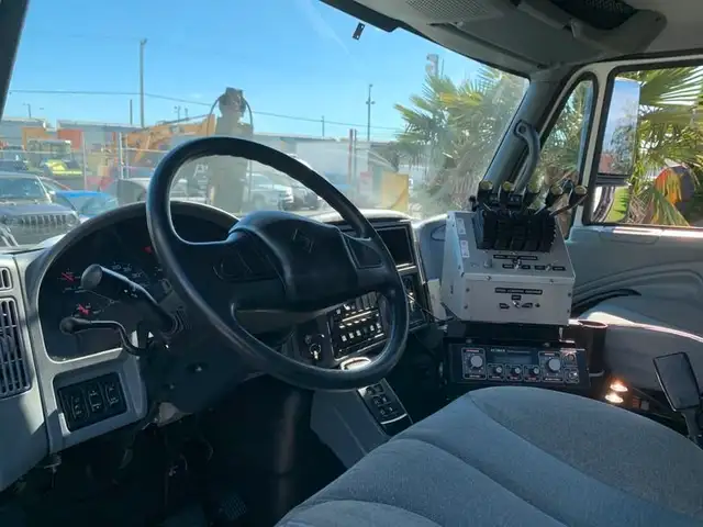 2007 international 7300 Dump Truck With Plow and Spreader Diesel in Heavy Trucks in Richmond - Image 33