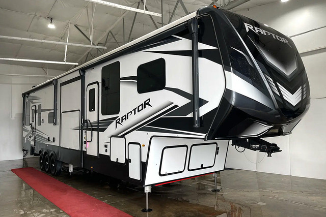 2022 Keystone Raptor 423 – Toy Hauler 5th Wheel. in Travel Trailers & Campers in Red Deer - Image 3