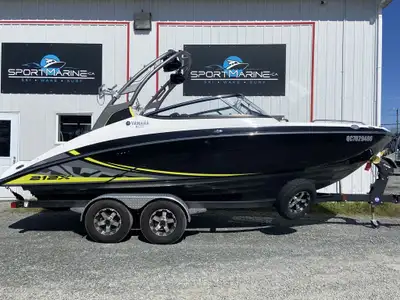 Yamaha 212 X 2020 Longeur / Length : 21'3'' Largeur / Beam : 102” Capacité / Capacity : 10 Passagers...