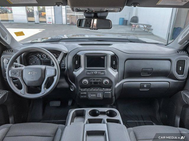 2025 Chevrolet Silverado 2500HD Custom 4WD Crew Cab | Dark in Cars & Trucks in Strathcona County - Image 4