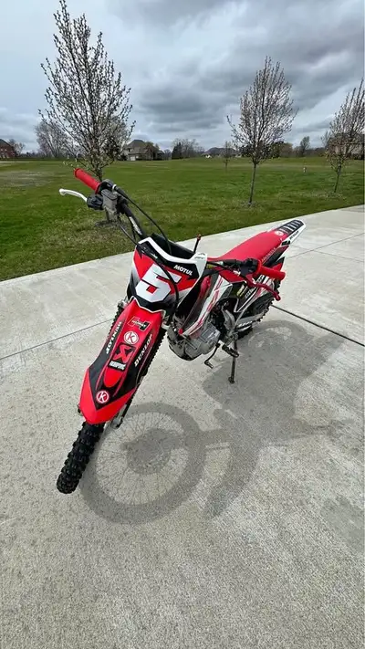 APPLY NOW: https://www.ridecollective.ca/get-pre-approved The 2017 HONDA CRF125F is a mid-sized trai...