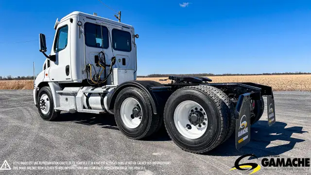 2011 FREIGHTLINER CASCADIA CA113DC DAY CAB in Heavy Trucks in Chilliwack - Image 7