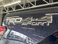 Le Toyota Tundra SR5 TRD Sport 2024 est une version dynamique et robuste du célèbre camion pleine gr... (image 3)