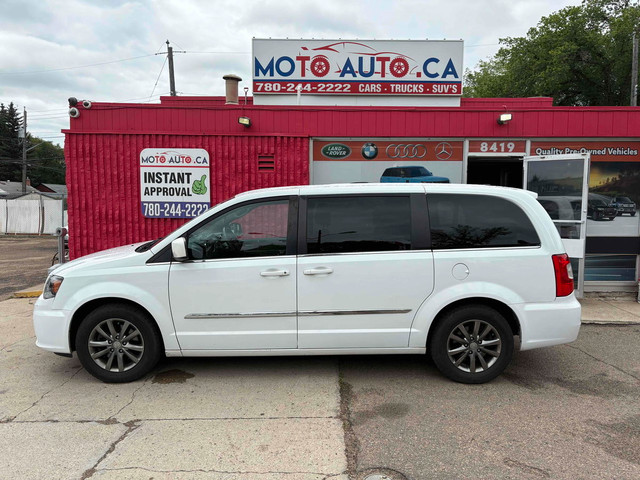 2015 Chrysler Town & Country S in Cars & Trucks in Edmonton - Image 2