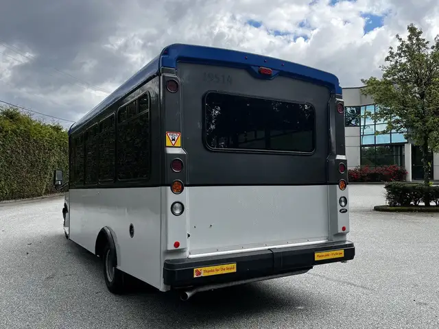 2019 Chevrolet Express 4500 22 Passenger Wheelchair Accessible S in Heavy Trucks in Delta/Surrey/Langley - Image 9