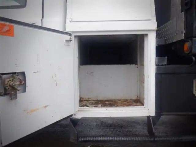 2008 ford F-550 Dump Box 2WD in Heavy Trucks in Richmond - Image 39