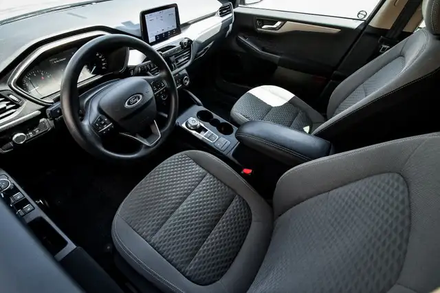 2020 Ford Escape SE • HEATED SEATS • CP/AA • NAV • PARK ASSIST in Cars & Trucks in Kingston - Image 13