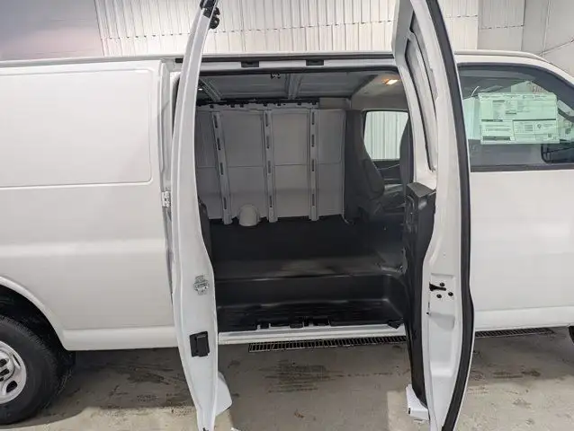 2024 Chevrolet Express Cargo Van - Power/Driver Convenience Pkg dans Autos et camions dans Barrie - Image 9