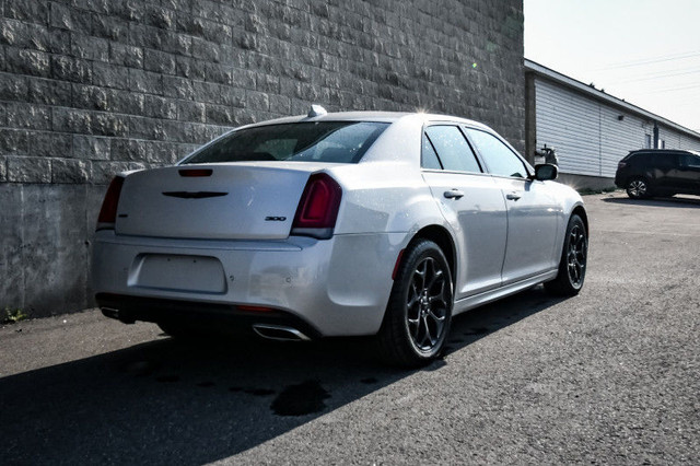 2023 Chrysler 300 Touring L AWD • SUNROOF • LEATHER SEATS in Cars & Trucks in Ottawa - Image 3