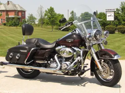 This Amazing 2011 Road King Classic 103 has $4,500 in Options and Customizing including: Deep Soundi...
