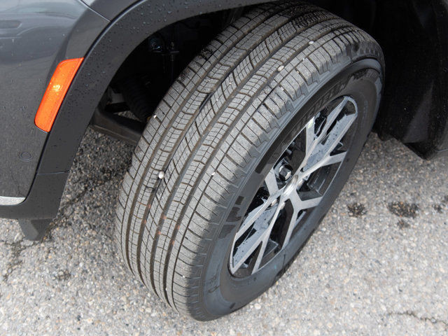 2025 Jeep Grand Cherokee L Limited in Cars & Trucks in Calgary - Image 2