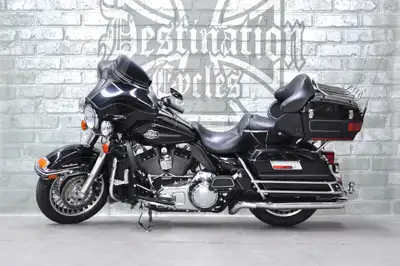 ONLY 29,000 km on this 2009 Harley-Davidson Ultra Classic FLHTCU! Nicely equipped with the factory f...