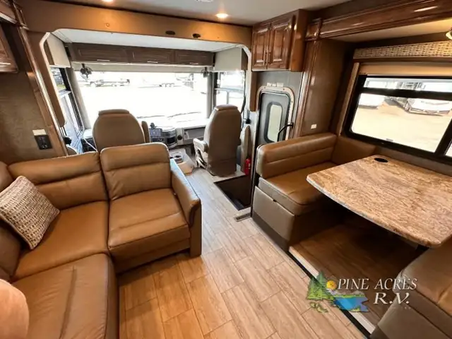 2020 Thor Motor Coach Challenger 37YT Washer & Dryer 12 k Miles in RVs & Motorhomes in Moncton - Image 11