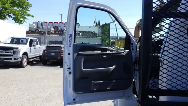 2006 Ford F650 16 Foot Flat Deck in Cars & Trucks in Delta/Surrey/Langley - Image 32