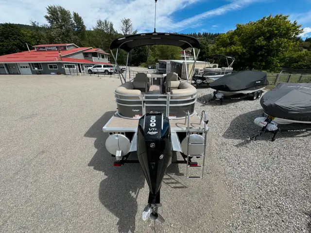 2024 Sun Tracker Party Barge 22 XP3 Tritoon, Mercury 150 L 4s-po in Powerboats & Motorboats in Calgary - Image 6