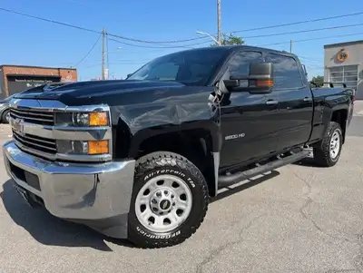 CERTIFICATION INCLUDED!! 1 OWNER!! 4X4!! 6.6L DURAMAX DIESEL!! FULL 4 DOOR CREW CAB SHORT BOX!! FULL...