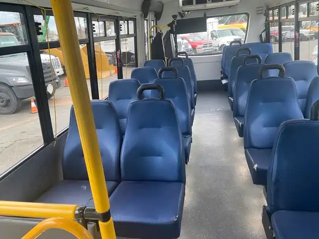 2017 chevrolet Express G4500 21 Passenger Bus With Wheelchair Ac in Heavy Trucks in Richmond - Image 27