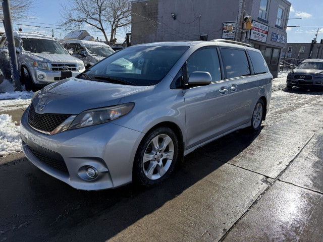 2013 Toyota Sienna 5DR V6 SE 8-PASS FWD in Cars & Trucks in Hamilton - Image 3