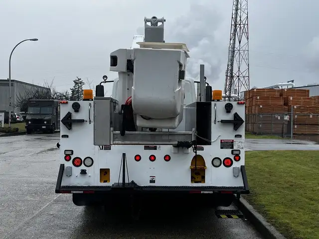 2013 International DuraStar MA025 Altec Bucket Service Truck in Heavy Trucks in Delta/Surrey/Langley - Image 10