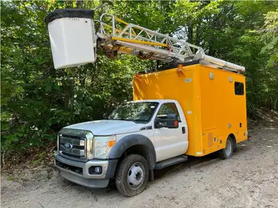 ford f550 nacelle lumiere de sécurité air climatisé vitre électrique propre bien entretenu tres bien...