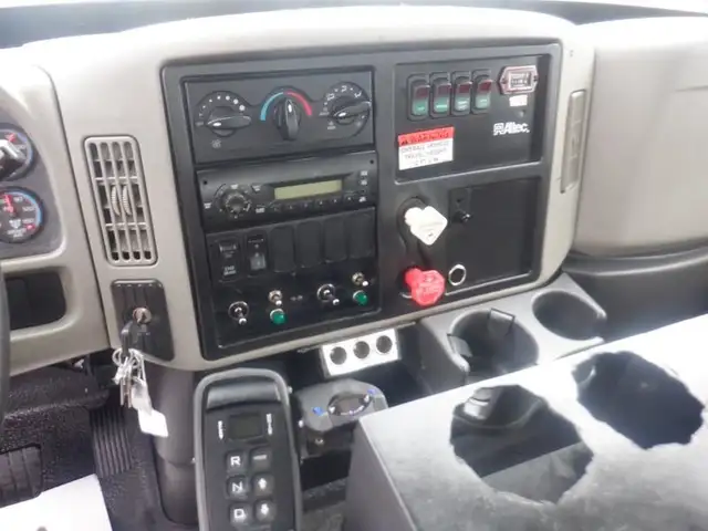 2009 international 7400 Workstar Bucket Truck With Air Brakes Di in Heavy Trucks in Richmond - Image 34