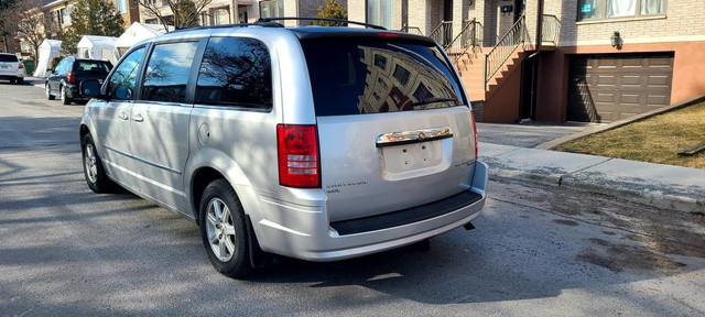 2010 Chrysler Town & Country Touring in Cars & Trucks in City of Montréal - Image 3