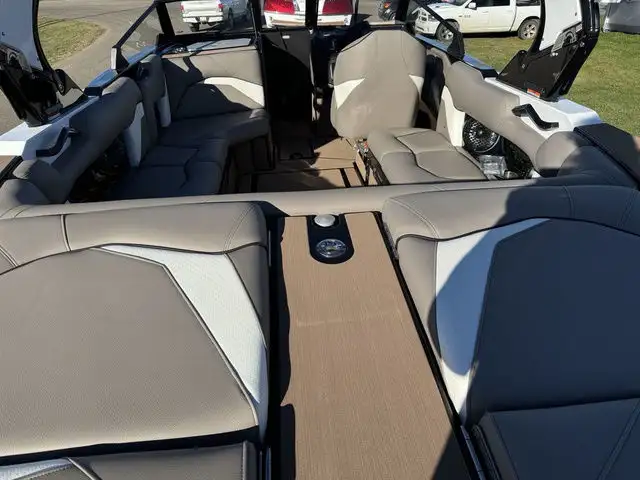 2025 Centurion Fe23 in Powerboats & Motorboats in Kelowna - Image 7
