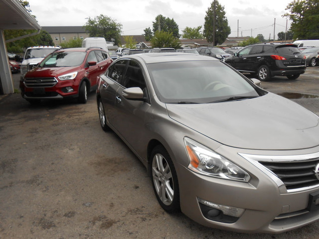  2013 Nissan Altima 4dr Sdn V6 CVT 3.5 SL in Cars & Trucks in St. Catharines