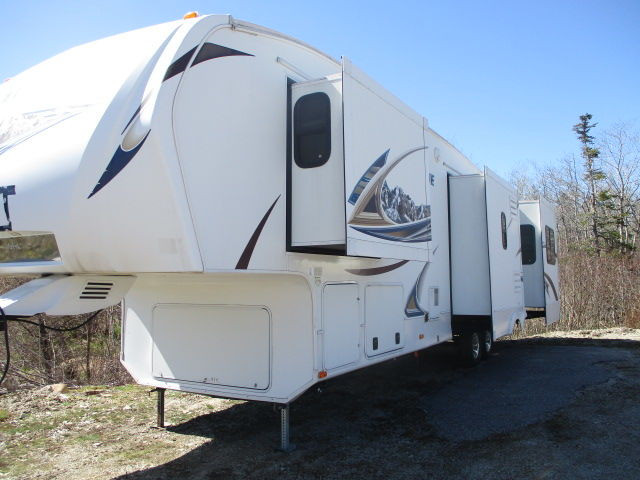 2011 AVALANCHE 330 RE in Travel Trailers & Campers in La Ronge - Image 2
