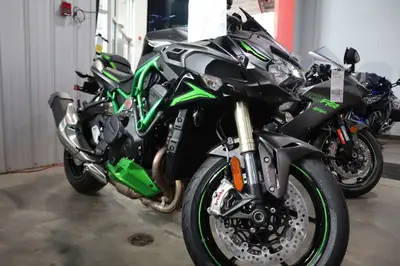 2025 Kawasaki Z H2 SE SUPERCHARGE Supercharged genius redefines supernaked. Our world-beating litre...