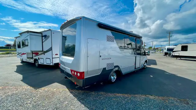 2018 LEISURE TRAVEL Wonder 24MB in RVs & Motorhomes in Victoria - Image 4