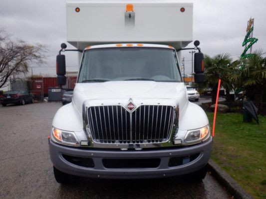 2013 International 4300 DuraStar Diesel Cube Van with Air Brakes in Heavy Trucks in Edmonton - Image 3