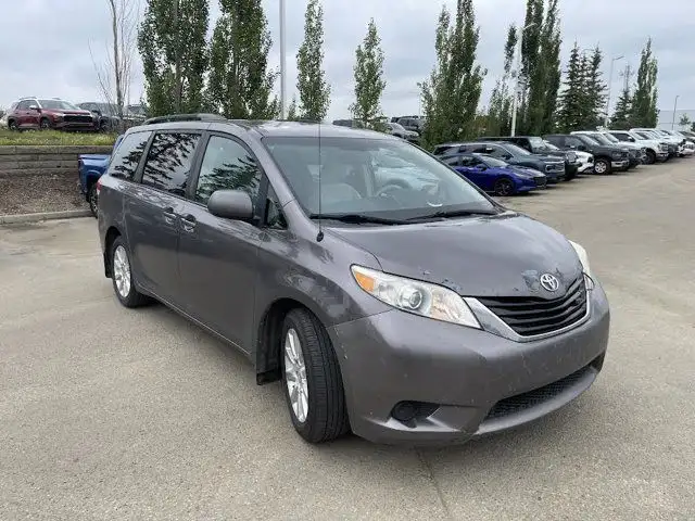 2011 Toyota Sienna LE AWD 3.5L dans Autos et camions dans Comté de Strathcona - Image 3