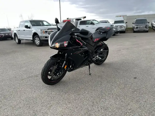 2006 Yamaha YZFR1 in Sport Bikes in Calgary - Image 2