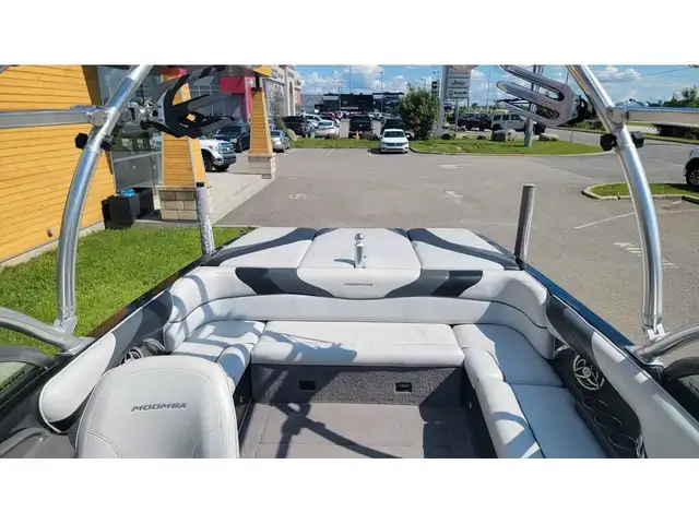 2010 Moomba LSV in Powerboats & Motorboats in Granby - Image 8