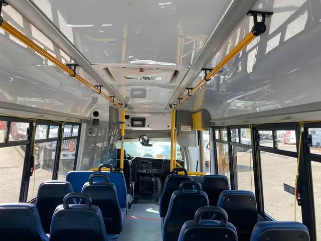 2017 chevrolet Express G4500 21 Passenger Bus With Wheelchair Ac in Heavy Trucks in Richmond - Image 34