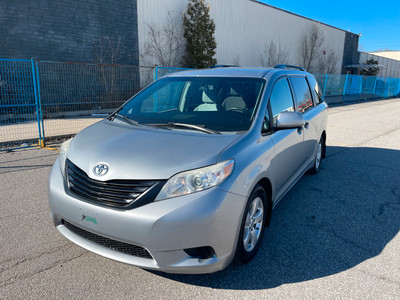 2016 TOYOTA SIENNA !!! ONE OWNER !!! NO ACCIDENTS !!! CLEAN !!!