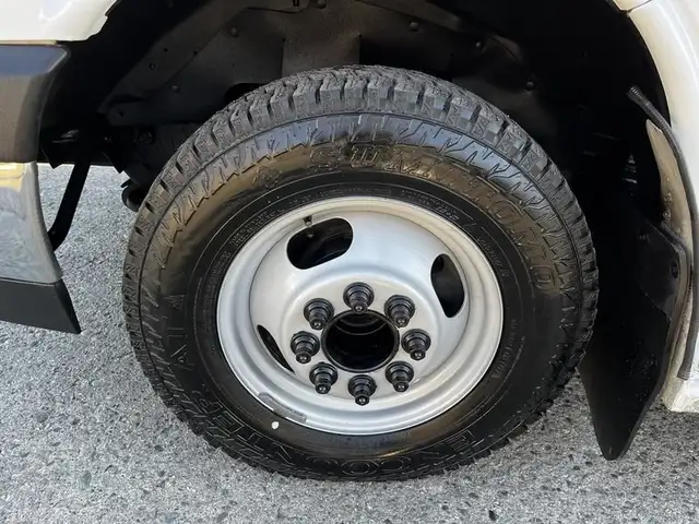 2017 chevrolet Express G4500 22 Passenger with Wheelchair Ramp O in Heavy Trucks in Richmond - Image 38