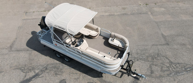 used boat 2015 SunTracker Party Barge RF22  Mercury 90 ELPT 4S in Powerboats & Motorboats in Prince Albert - Image 2