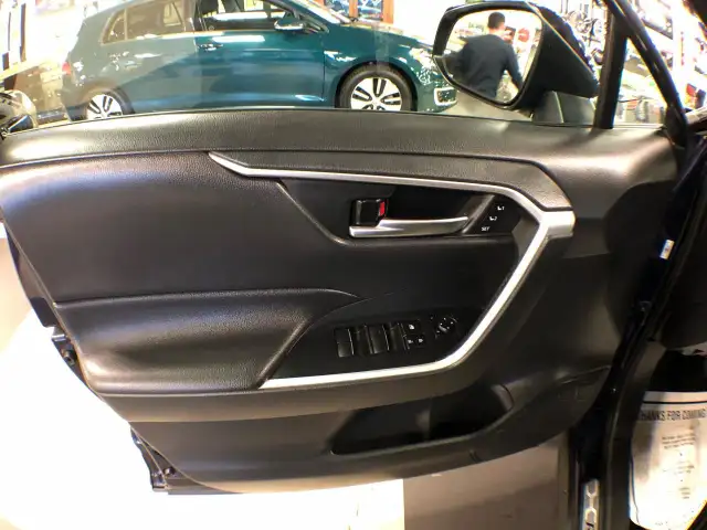 2019 Toyota RAV4 XLE AWD LEATHER SUNROOF L/ASSIST B/SPOT CARPLAY in Cars & Trucks in City of Toronto - Image 12