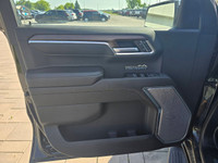 2022 Chevrolet Silverado 1500 4WD Crew Cab High Country with the 6.2L V8 and only 67,092kms. Clean h... (image 8)
